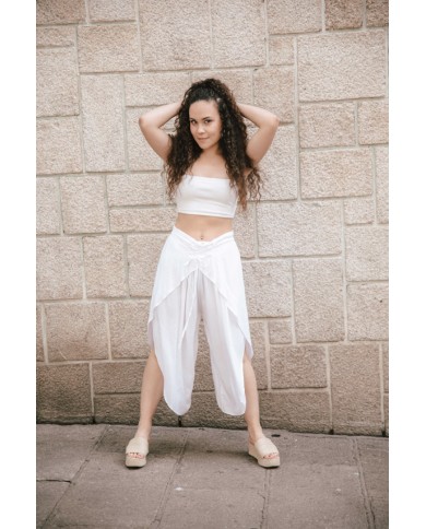 Pantalón Dhoti en viscosa abierto a modo de pareo en los laterales y ajustable a la cintura con goma en la parte de atrás. Pantalón Dhoti en viscosa abierto a modo de pareo en los laterales y ajustable a la cintura con goma en la parte de atrás.