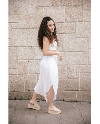 Pantalón Dhoti en viscosa abierto a modo de pareo en los laterales y ajustable a la cintura con goma en la parte de atrás.