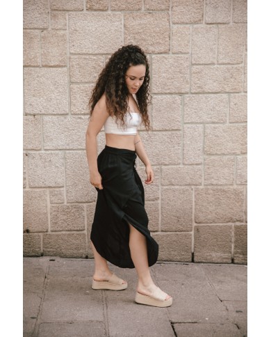 Pantalón Dhoti en viscosa abierto a modo de pareo en los laterales y ajustable a la cintura con goma en la parte de atrás. Pantalón Dhoti en viscosa abierto a modo de pareo en los laterales y ajustable a la cintura con goma en la parte de atrás.