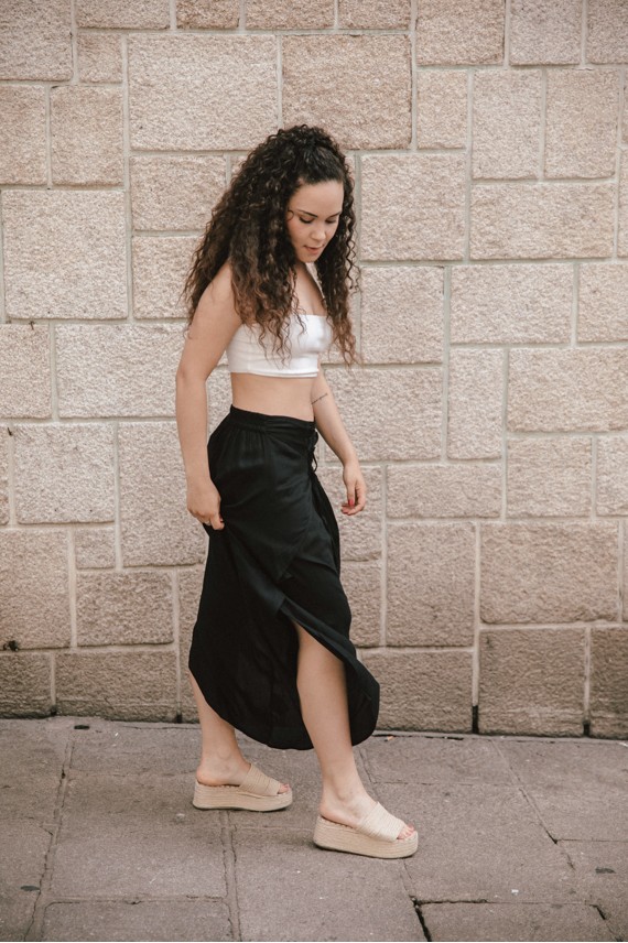 Pantalón Dhoti en viscosa abierto a modo de pareo en los laterales y ajustable a la cintura con goma en la parte de atrás.