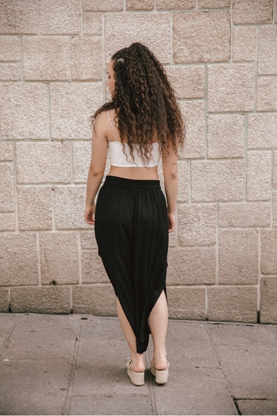 Pantalón Dhoti en viscosa abierto a modo de pareo en los laterales y ajustable a la cintura con goma en la parte de atrás.