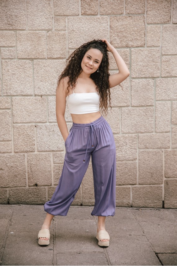 Pantalón globo largo unisex de viscosa, cintura ajustable y estilo bohemio.
