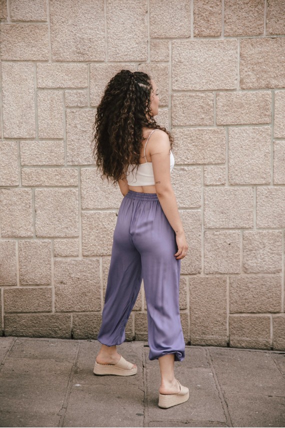 Pantalón globo largo unisex de viscosa, cintura ajustable y estilo bohemio.