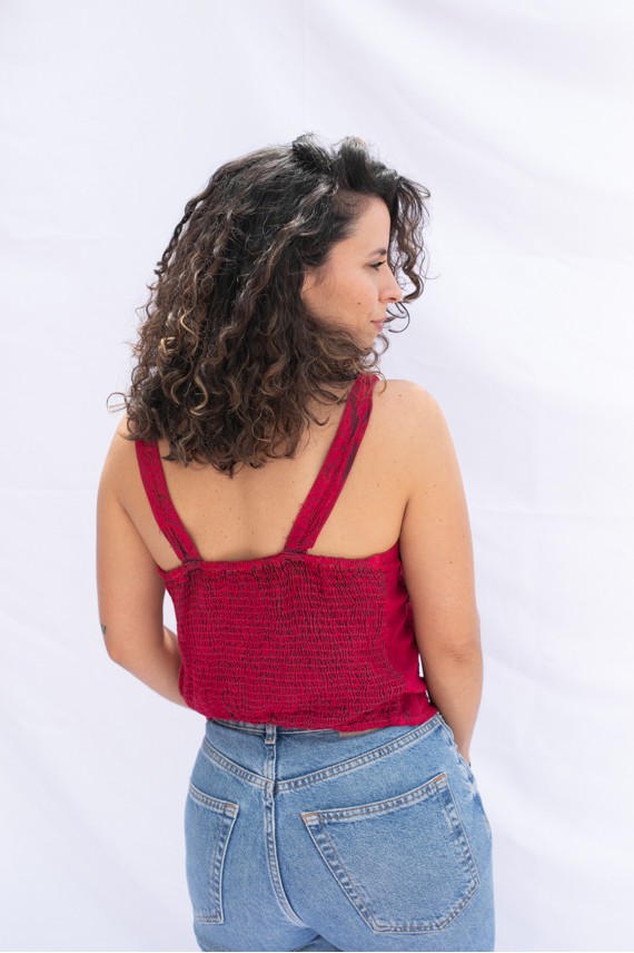 Top en viscosa bordado con motivos florales y tirantes.