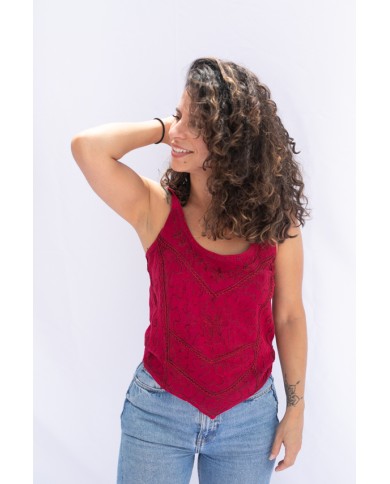 Top en viscosa bordado con motivos florales y tirantes.