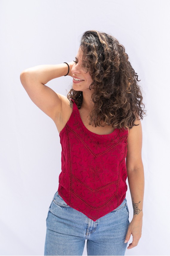 Top en viscosa bordado con motivos florales y tirantes.