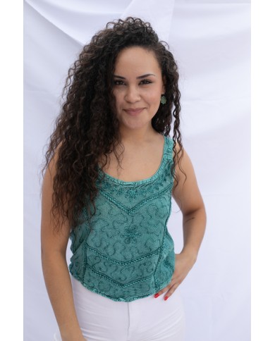 Top en viscosa bordado con motivos florales y tirantes.