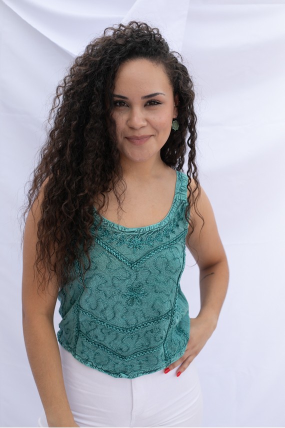 Top en viscosa bordado con motivos florales y tirantes.