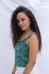 Top en viscosa bordado con motivos florales y tirantes.