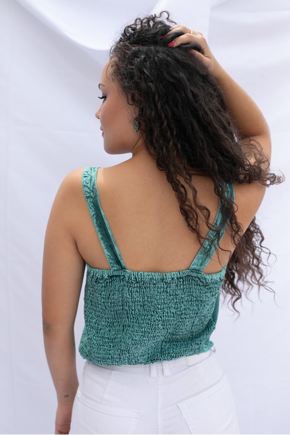 Top en viscosa bordado con motivos florales y tirantes.