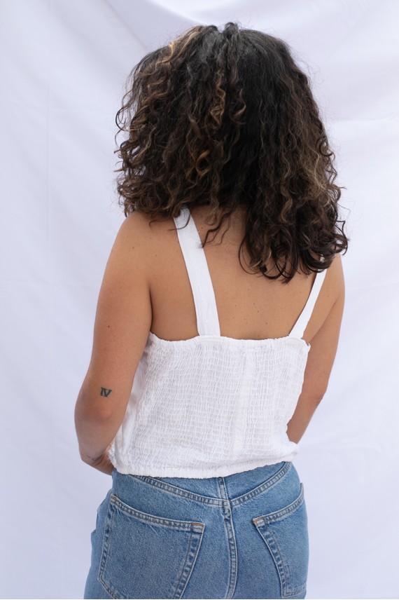 Top en viscosa bordado con motivos florales y tirantes.