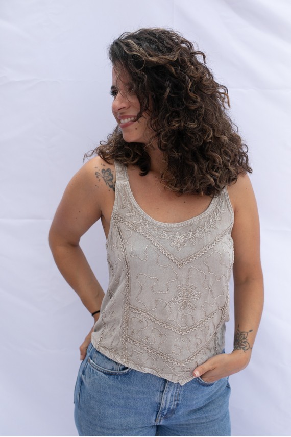 Top en viscosa bordado con motivos florales y tirantes.