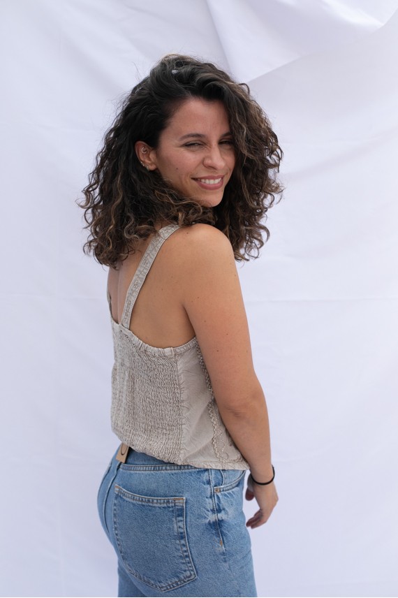 Top en viscosa bordado con motivos florales y tirantes.