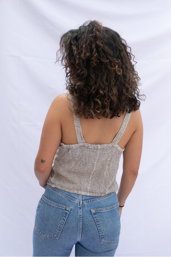 Top en viscosa bordado con motivos florales y tirantes.