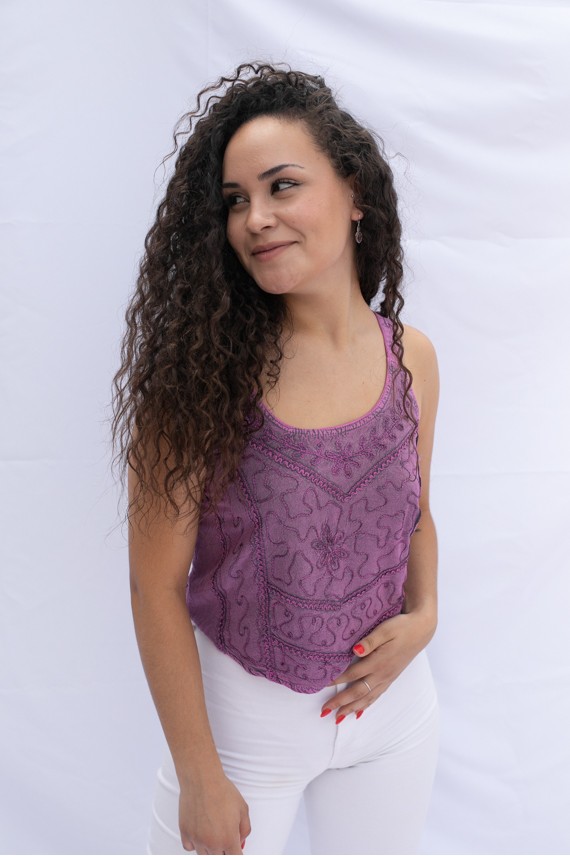 Top en viscosa bordado con motivos florales y tirantes.