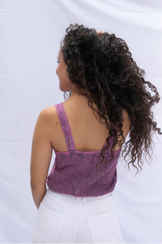 Top en viscosa bordado con motivos florales y tirantes.