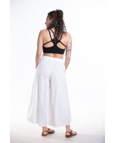 Pantalón ancho con cintura elástica y bolsillos a los lados.