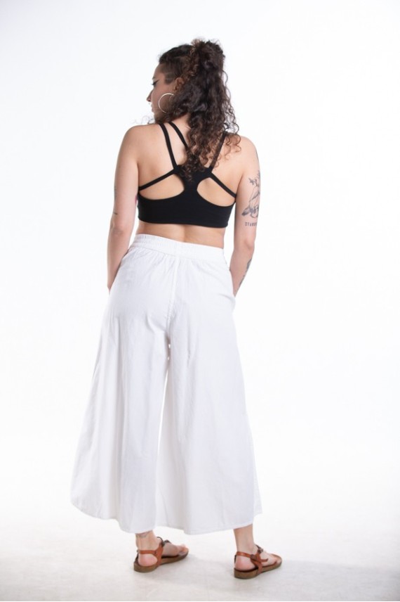 Pantalón ancho con cintura elástica y bolsillos a los lados. Pantalón ancho con cintura elástica y bolsillos a los lados.