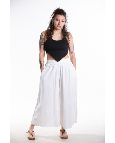 Pantalón ancho con cintura elástica y bolsillos a los lados.