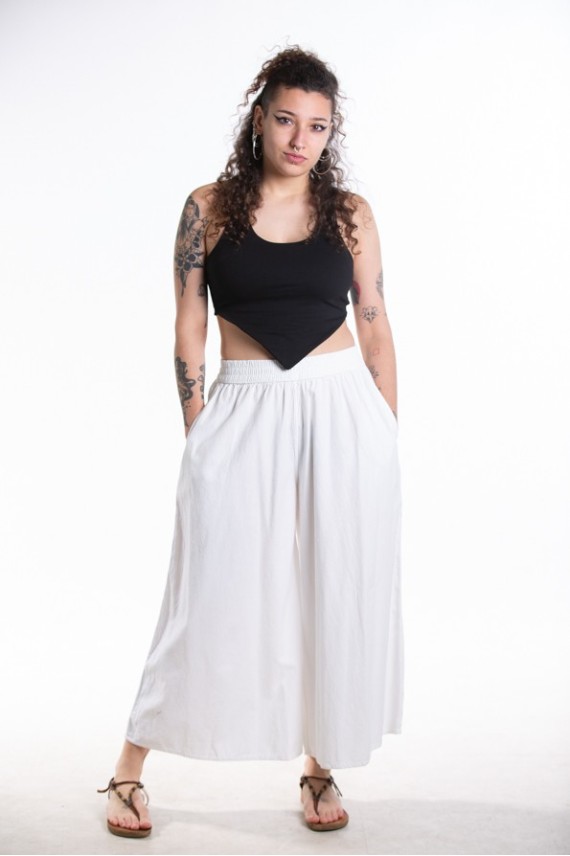 Pantalón ancho con cintura elástica y bolsillos a los lados.