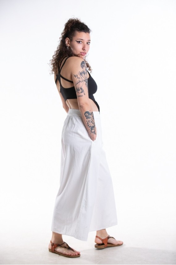 Pantalón ancho con cintura elástica y bolsillos a los lados.