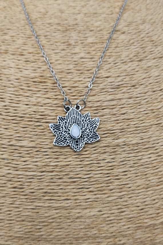 Collar Flor de Loto Armonía Blanca