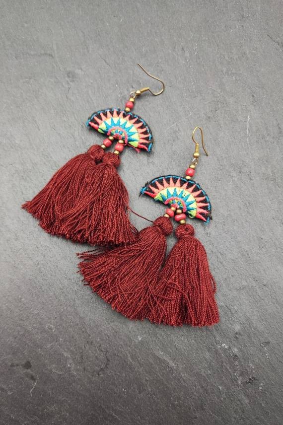Pendientes Largos Medialuna Bordada Pompones