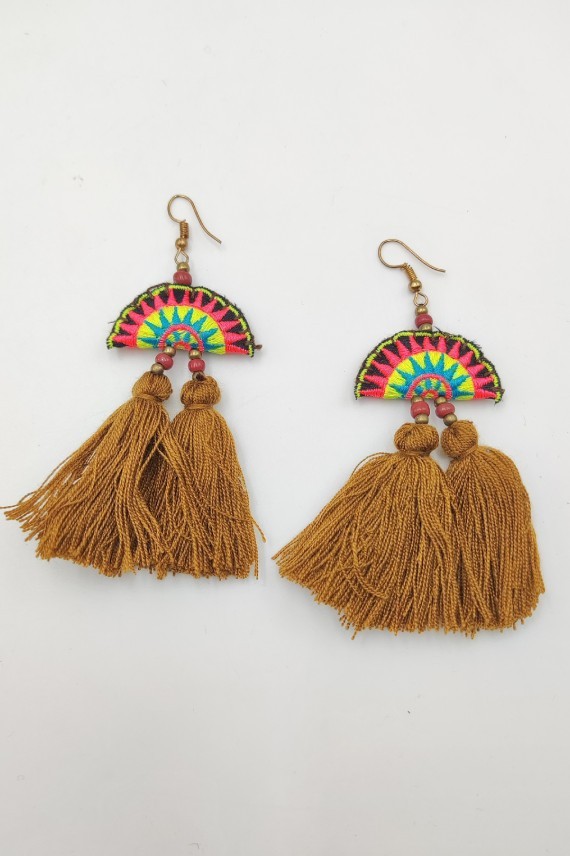 Pendientes Largos Medialuna Bordada Pompones