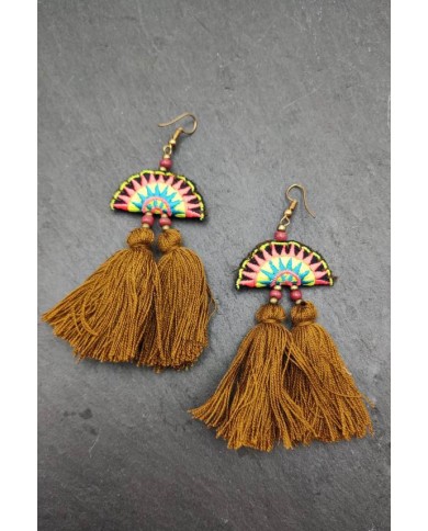 Pendientes Largos Medialuna Bordada Pompones