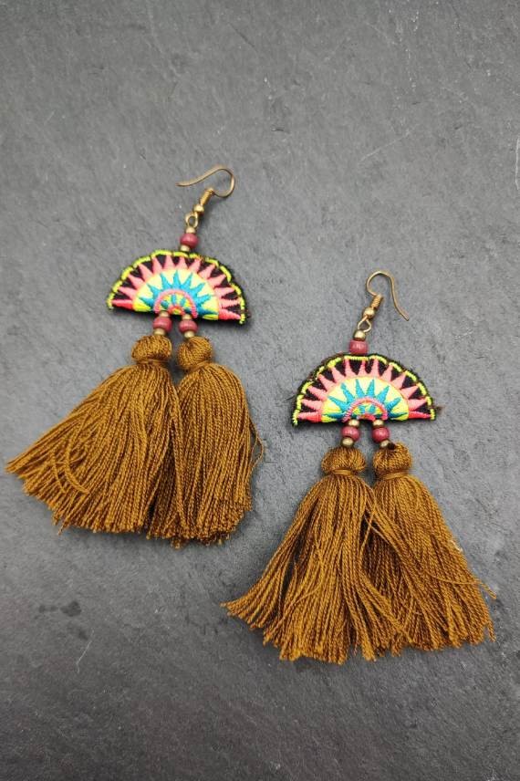 Pendientes Largos Medialuna Bordada Pompones