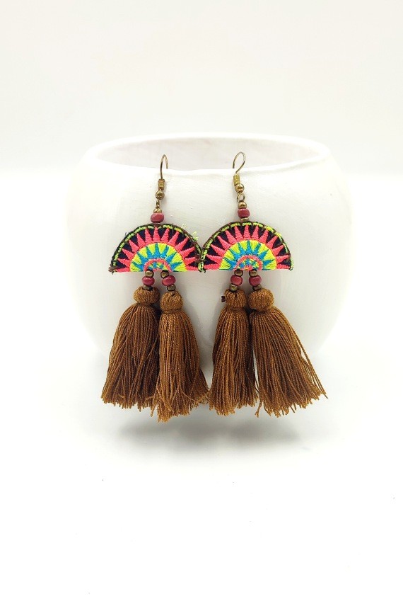 Pendientes Largos Medialuna Bordada Pompones