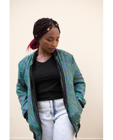 Chaqueta bomber de seda paisley turquesa, azul y violeta con forro polar y acabados negros.