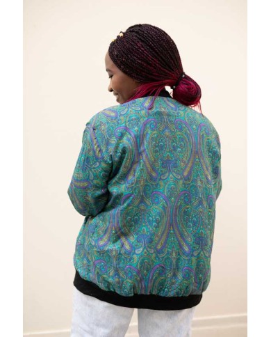 Vista trasera de chaqueta bomber paisley turquesa y violeta con estampado ornamental de inspiración sari.
