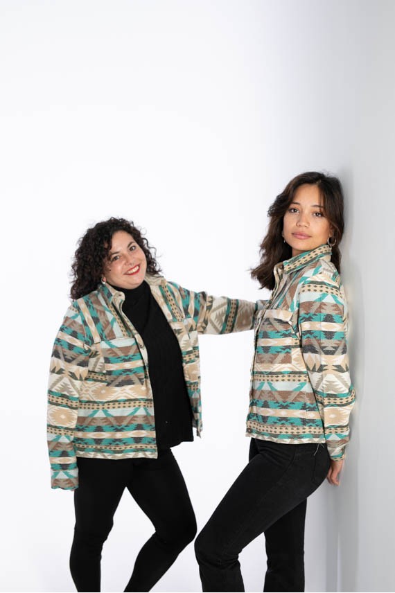 Chaqueta unisex de algodón con estampado navajo y botones de coco, prenda artesanal estilo boho Samarkanda.