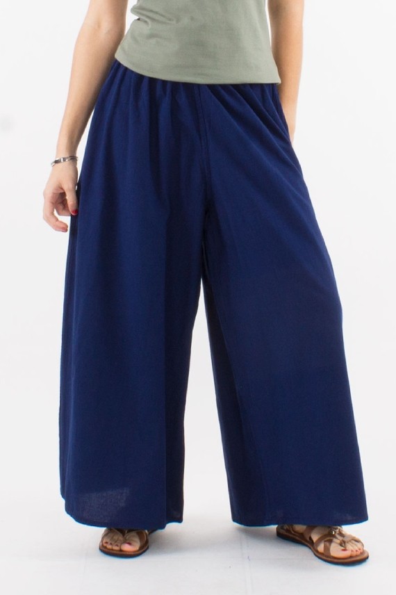 Pantalón largo y fino con cintura elástica y bolsillos a los lados.