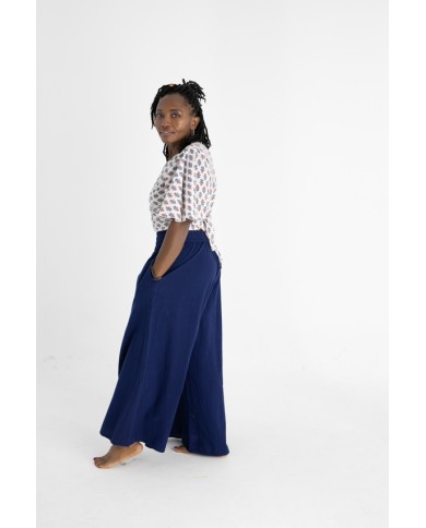 Pantalón largo y fino con cintura elástica y bolsillos a los lados. Pantalón largo y fino con cintura elástica y bolsillos a los lados.