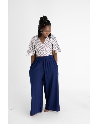 Pantalón largo y fino con cintura elástica y bolsillos a los lados. Pantalón largo y fino con cintura elástica y bolsillos a los lados.