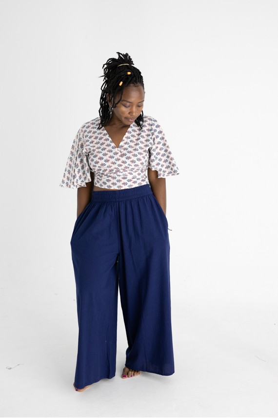 Pantalón largo y fino con cintura elástica y bolsillos a los lados.