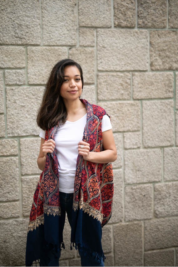 Chaleco pashmina Arte Nómada negro y naranja con motivos ornamentales y flecos, estilo boho Samarkanda.
