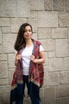 Chaleco pashmina Arte Nómada negro y naranja con motivos ornamentales y flecos, estilo boho Samarkanda.