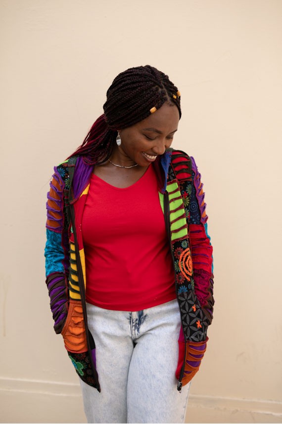 Chaqueta bohemia de algodón con capucha, cremallera y bolsillos.