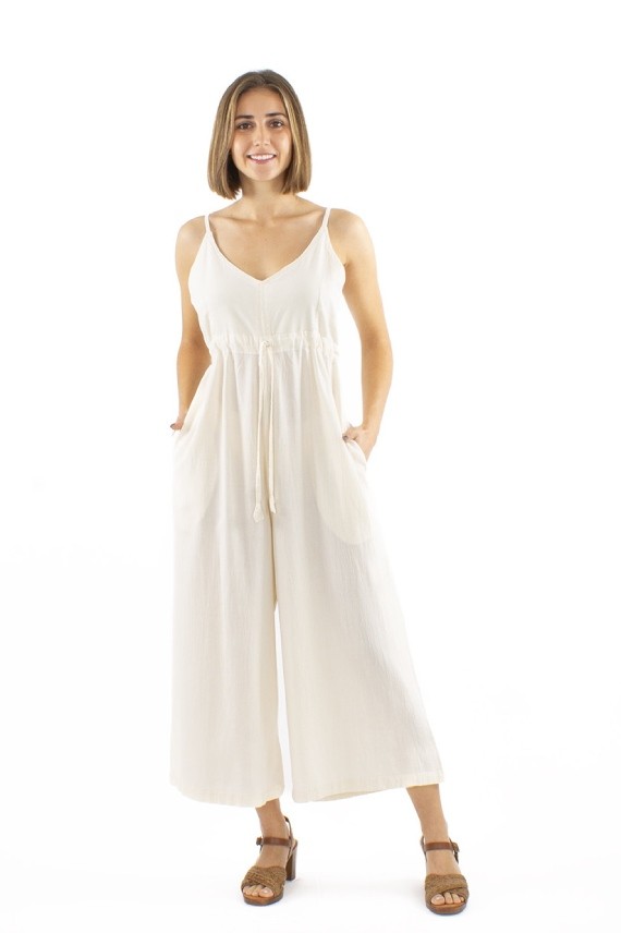 Mujer con Peto Algodón Boho Crudo