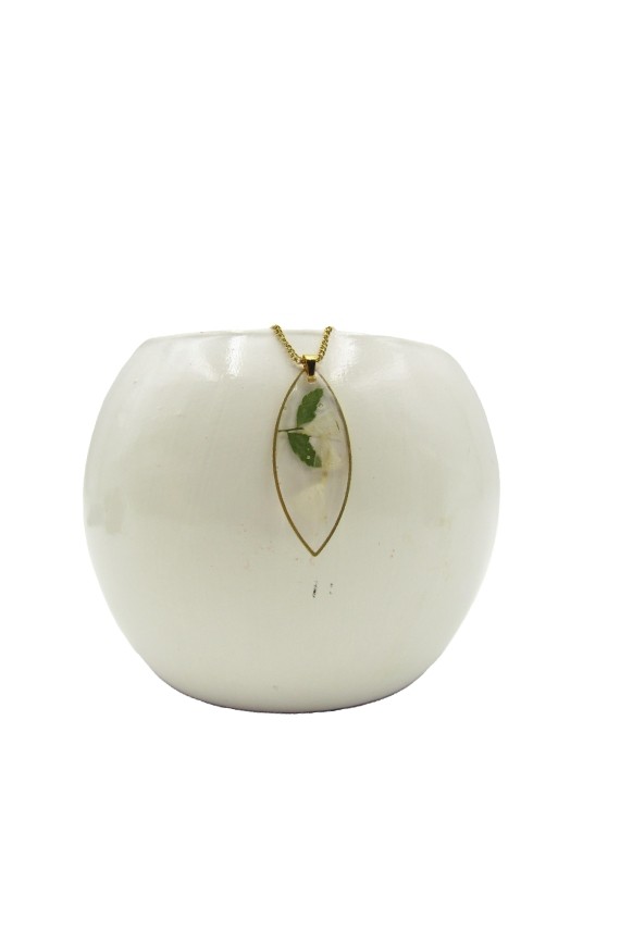 Collar Resina Wade con flor blanca y hoja verde Collar Resina Wade con flor blanca y hoja verde