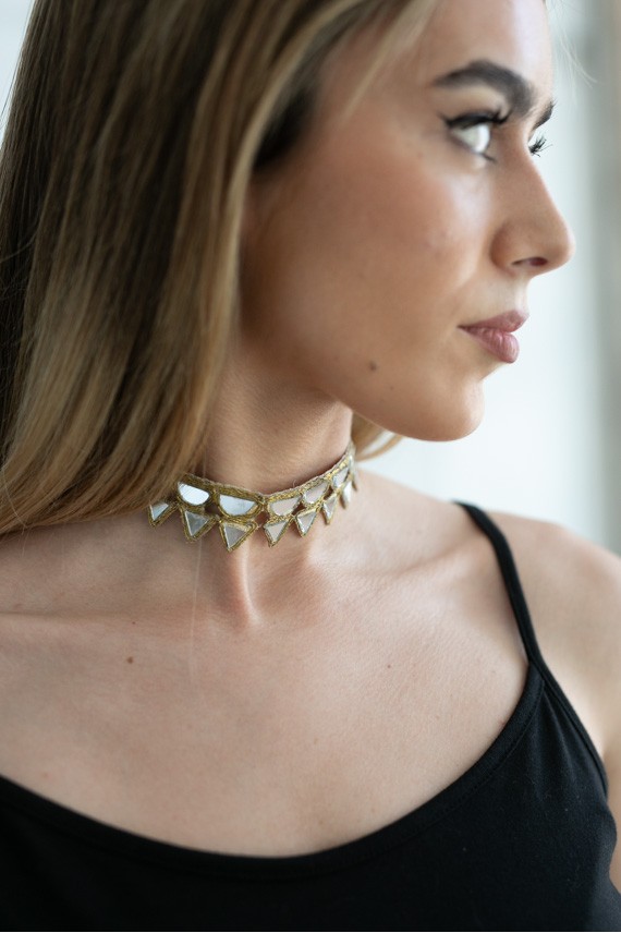 Modelo con choker boho de hilo dorado y espejos triangulares, estilo artesanal Modelo con choker boho de hilo dorado y espejos triangulares, estilo artesanal