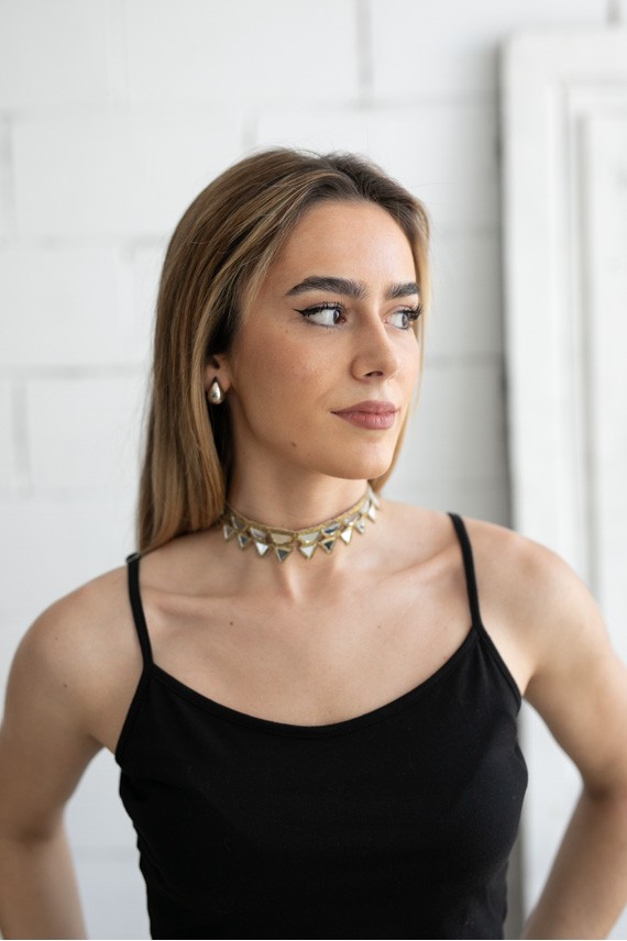 Modelo con choker boho de hilo dorado y espejos triangulares, estilo artesanal Modelo con choker boho de hilo dorado y espejos triangulares, estilo artesanal
