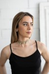 Modelo con choker boho de hilo dorado y espejos triangulares, estilo artesanal