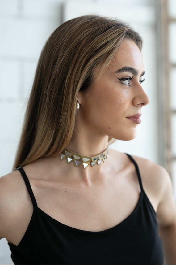Modelo con choker boho de hilo dorado y espejos triangulares, estilo artesanal Modelo con choker boho de hilo dorado y espejos triangulares, estilo artesanal