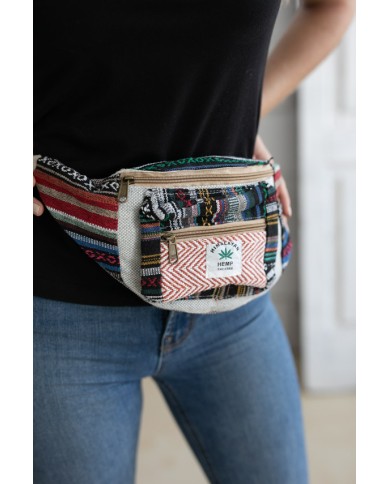 Modelo con riñonera étnica multicolor de algodón orgánico con bolsillos y correa ajustable