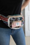 Modelo con riñonera étnica multicolor de algodón orgánico con bolsillos y correa ajustable