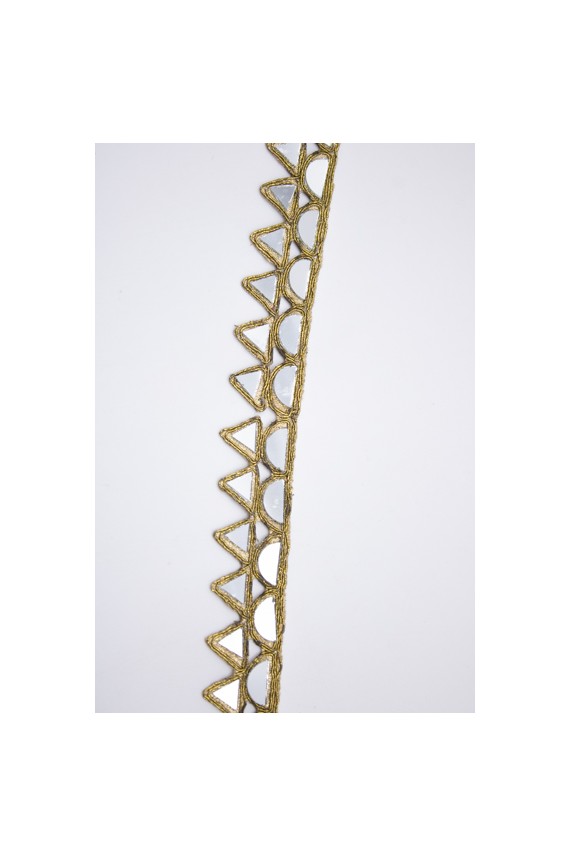 Modelo con choker boho de hilo dorado y espejos triangulares, estilo artesanal Modelo con choker boho de hilo dorado y espejos triangulares, estilo artesanal